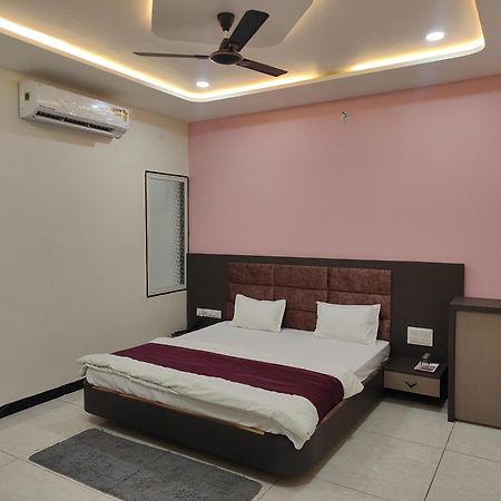 Yashomati Hotel Maheshwar Bagian luar foto
