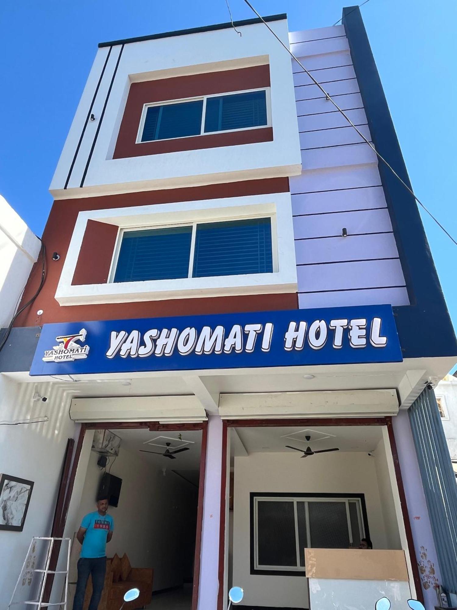 Yashomati Hotel Maheshwar Bagian luar foto