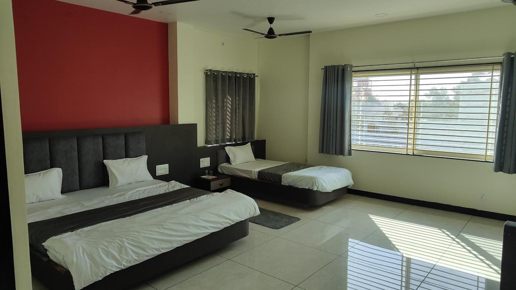 Yashomati Hotel Maheshwar Bagian luar foto