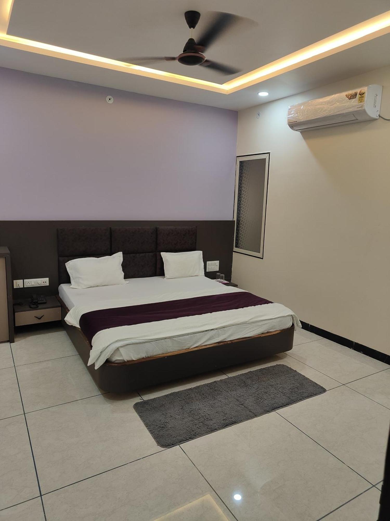 Yashomati Hotel Maheshwar Bagian luar foto
