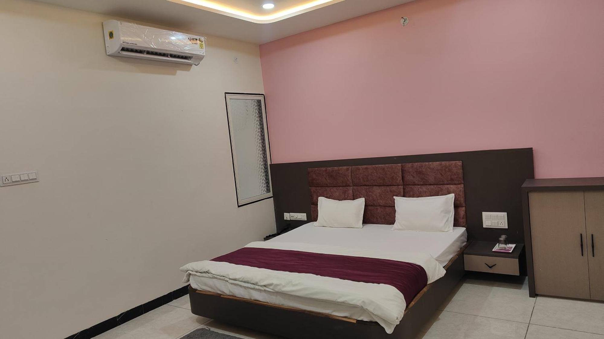 Yashomati Hotel Maheshwar Bagian luar foto