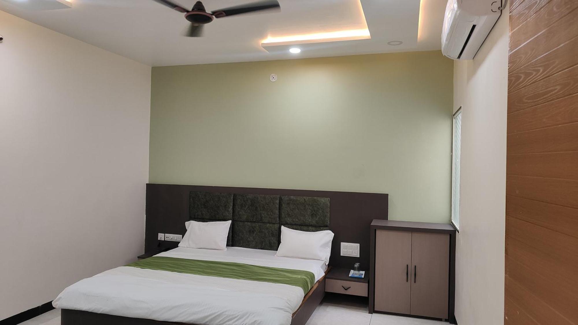 Yashomati Hotel Maheshwar Bagian luar foto