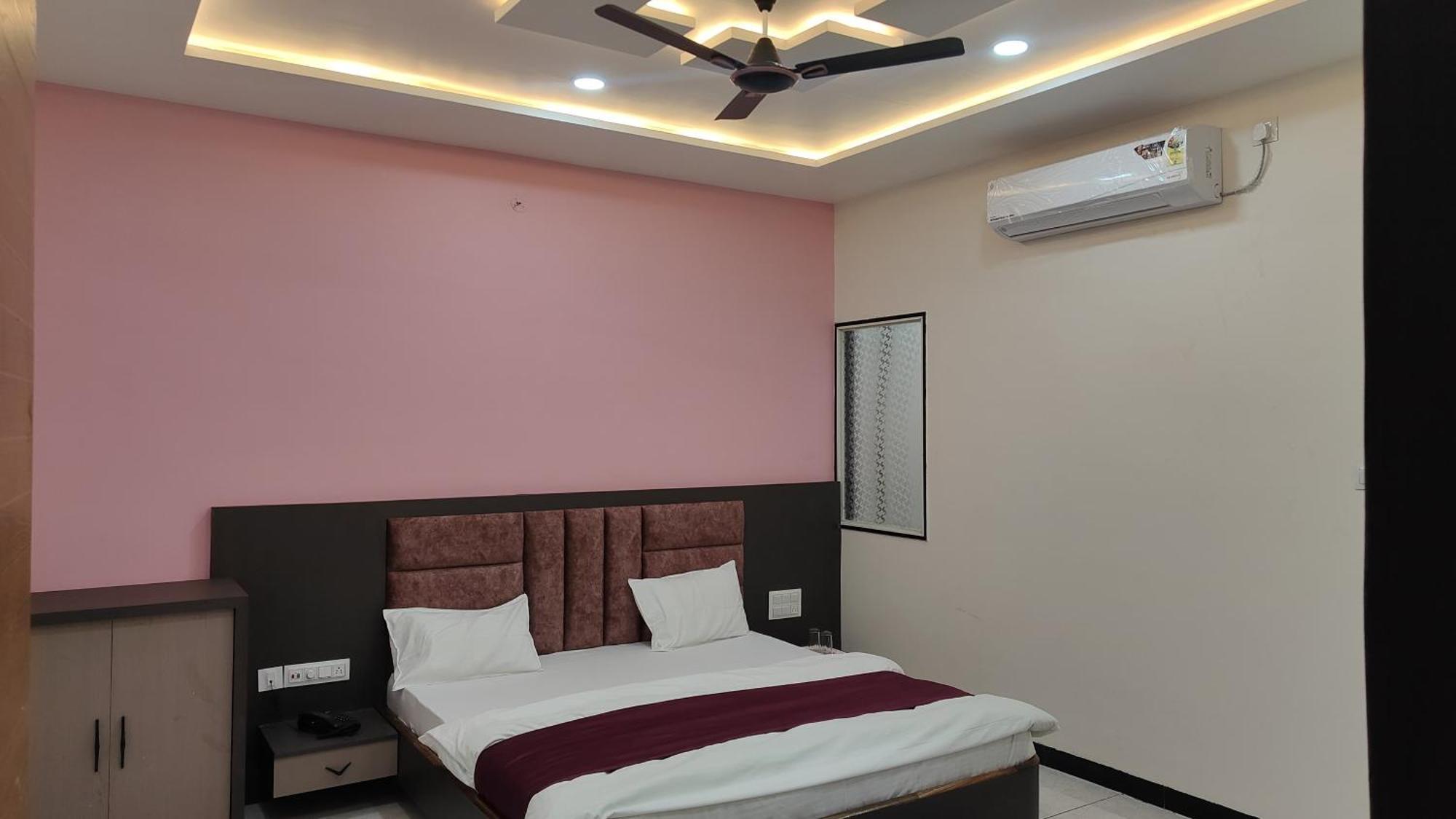 Yashomati Hotel Maheshwar Bagian luar foto