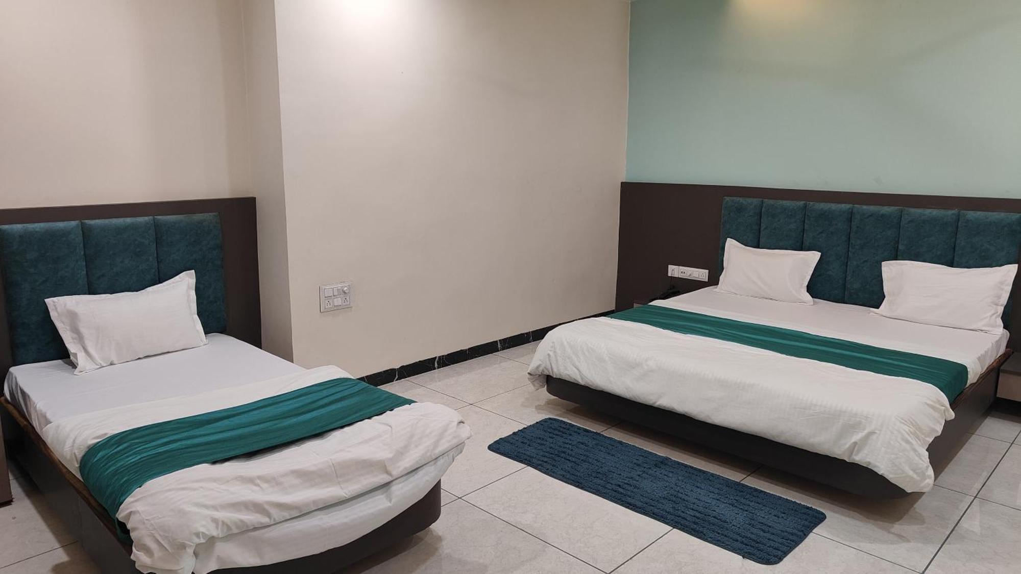 Yashomati Hotel Maheshwar Bagian luar foto