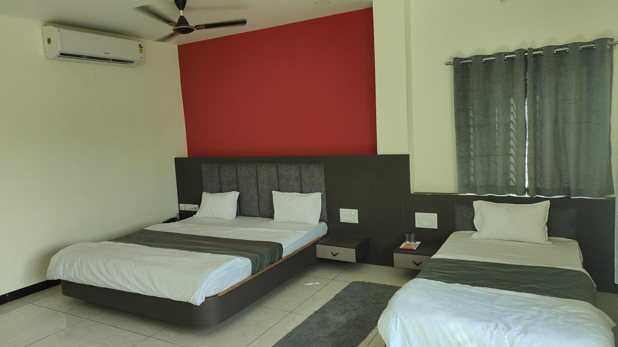 Yashomati Hotel Maheshwar Bagian luar foto